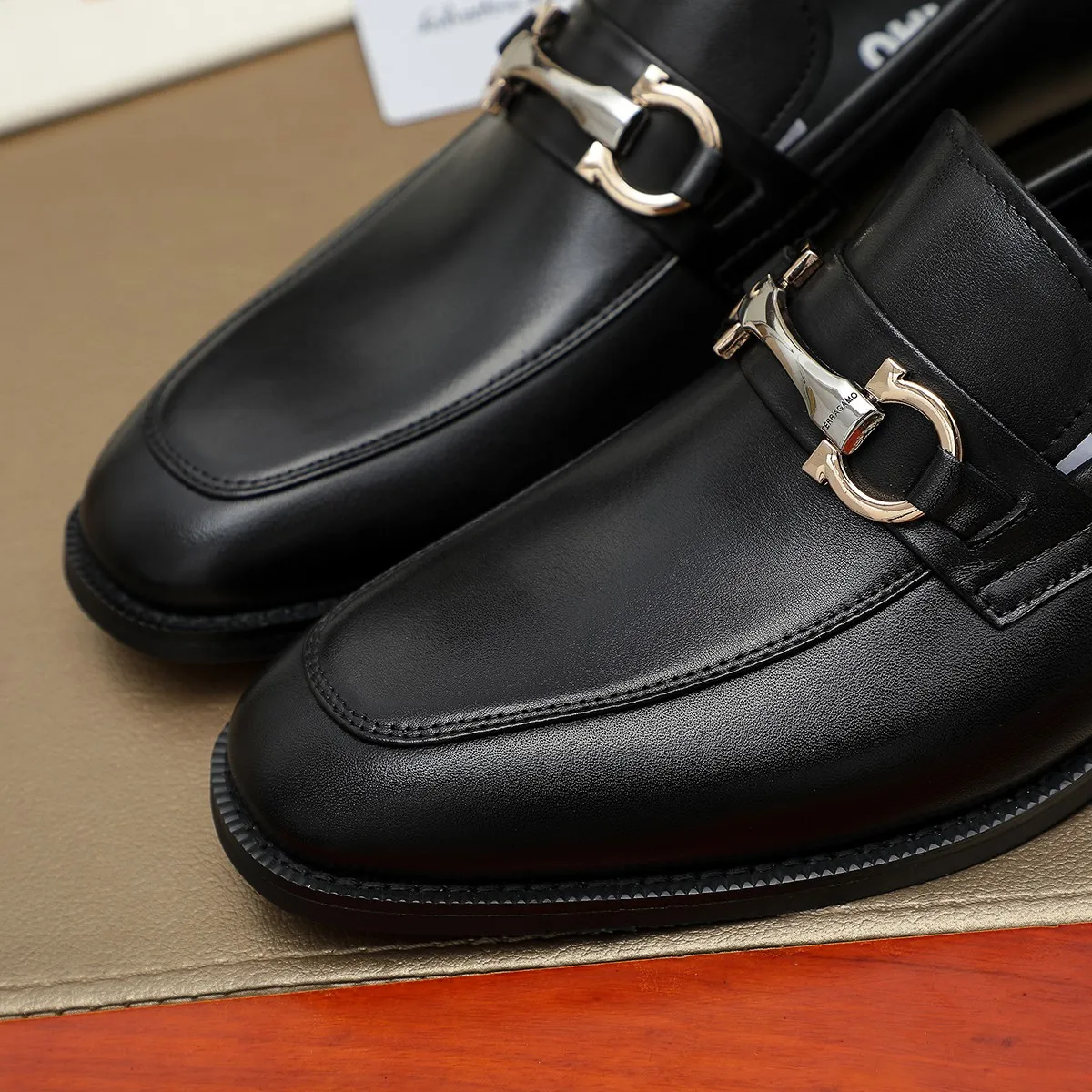 Men's shoes💰420🔥Ferragamo new men's formal shoes🇨🇳Official website original 1:1 mold opening, original quality💯Fine workmanship, high-end luxury shoes☘ The surface is made of imported Italian first-layer cowhide🌴🐑Leather lining🍓Rubber wear-resistant and non-slip outsole, breathable and comfortable to wear🍍The first choice for high-grade men, size 39-45 (38.46. Can be customized)